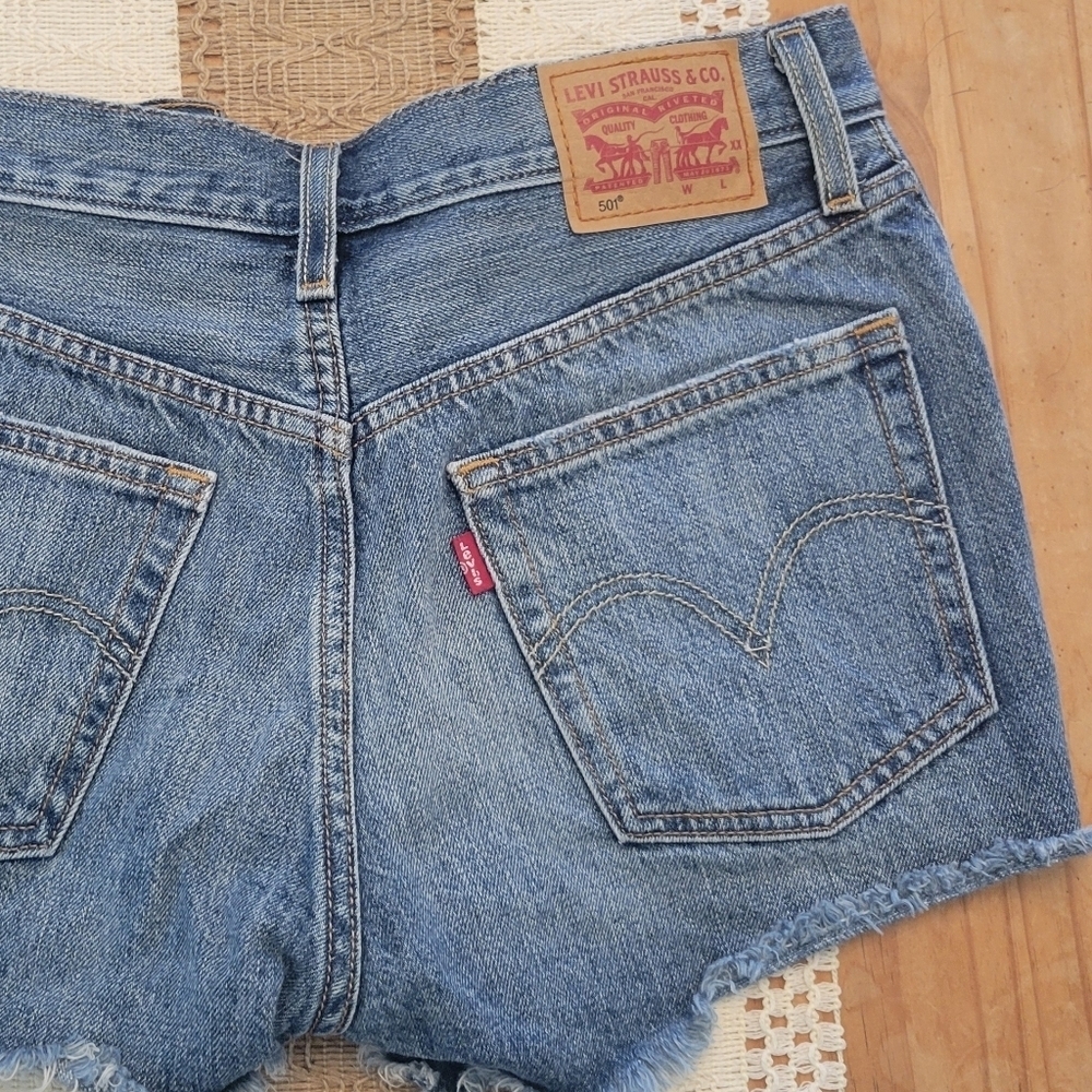 Levi Shorts - Picture 4 of 5